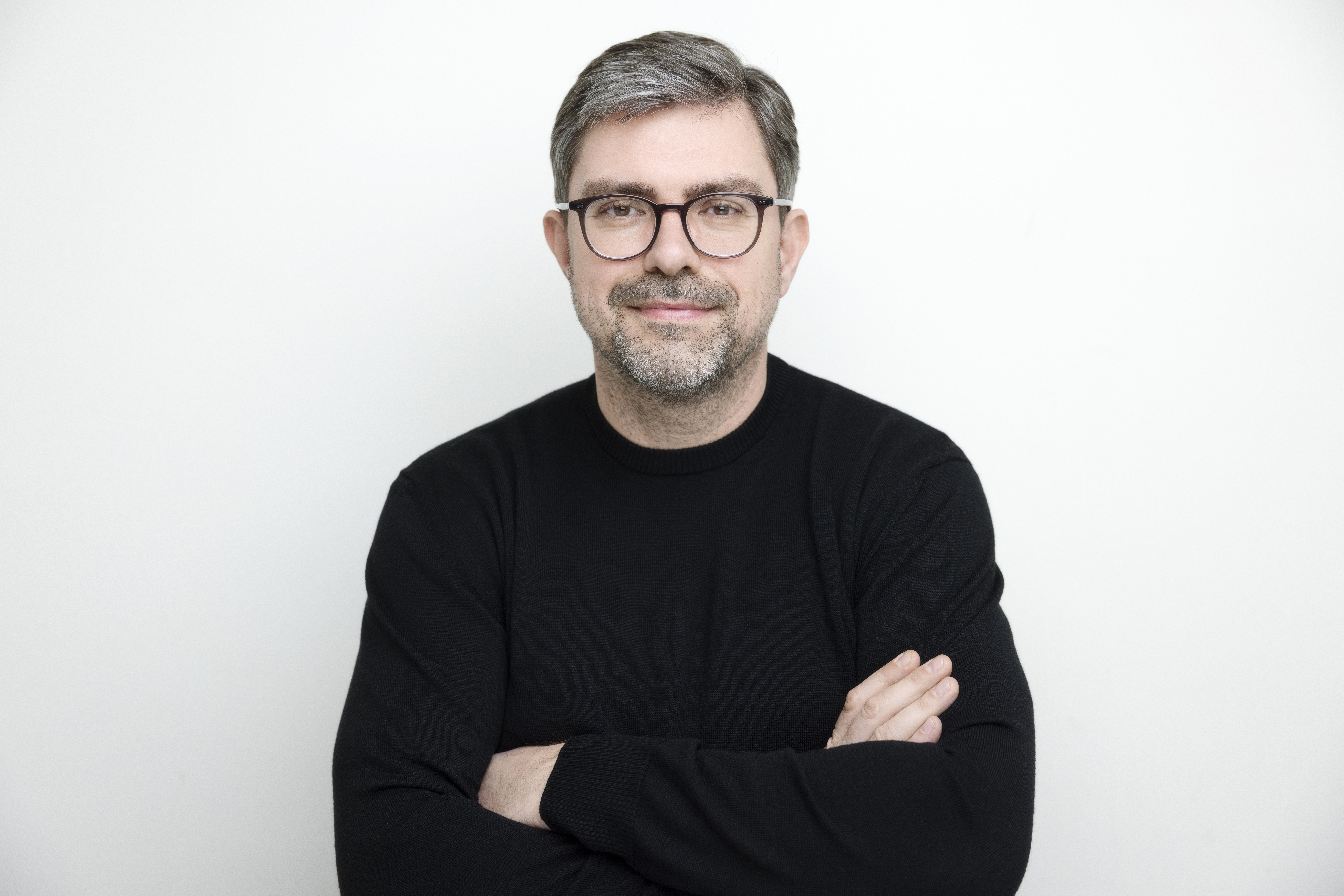 Porträt-Foto von Lars Vogel mit verschränkten Armen